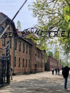Visite à Auschwitz : l’importance de perpétuer le devoir de mémoire